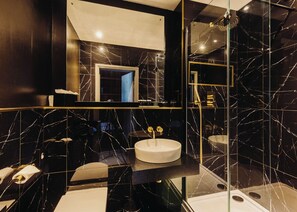 Combined shower/bathtub, designer toiletries, hair dryer, towels
