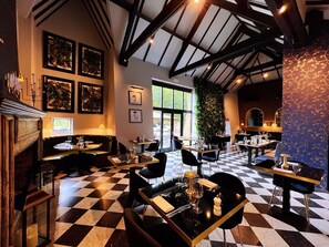 Breakfast, lunch, dinner served; international cuisine  - The Chesterton Hotel (Bicester)