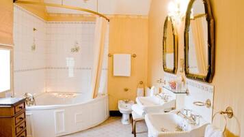 Deluxe Double Room | Bathroom | Free toiletries, hair dryer, towels, soap
