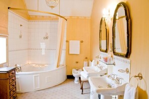 Deluxe Double Room | Bathroom