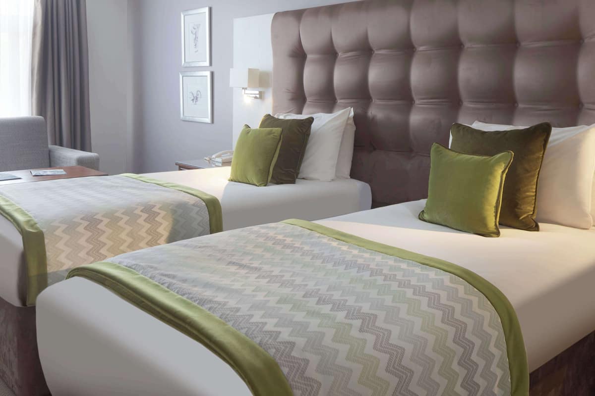 Habitación superior | Muebles diferentes, escritorio y tabla de planchar con plancha