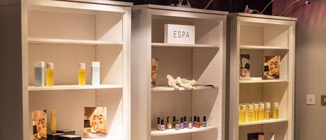 Estanterías blancas exhiben diversos productos y un letrero que dice "ESPA".