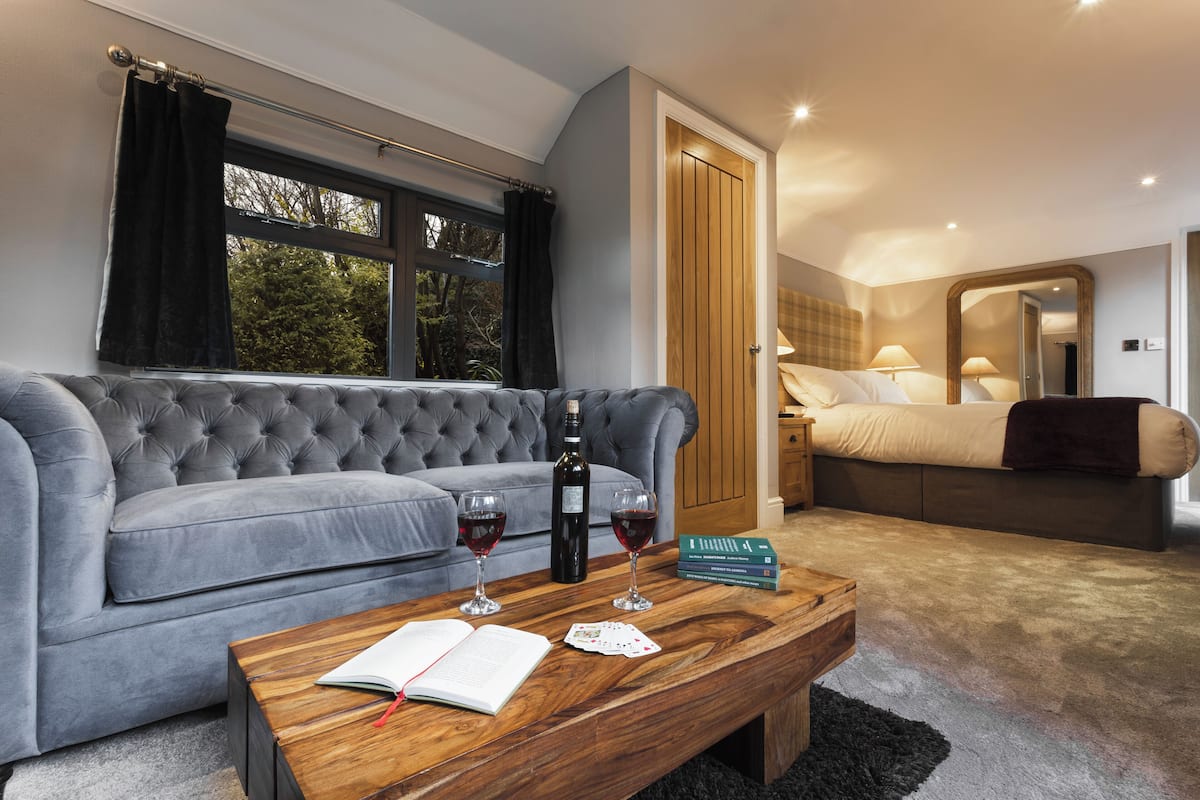Cabin (The Love Nest) | 1 bedroom, hypo-allergenic bedding, iron/ironing board, free WiFi