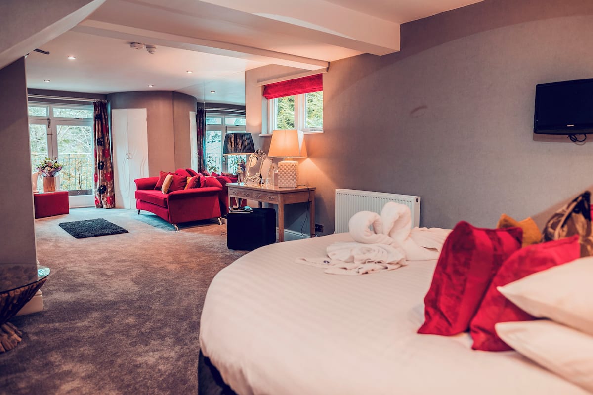 Suite (The Love Suite) | 1 bedroom, hypo-allergenic bedding, iron/ironing board, free WiFi