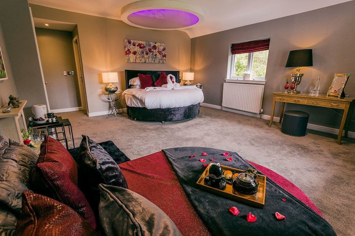 Suite (The Acacia) | 1 bedroom, hypo-allergenic bedding, iron/ironing board, free WiFi