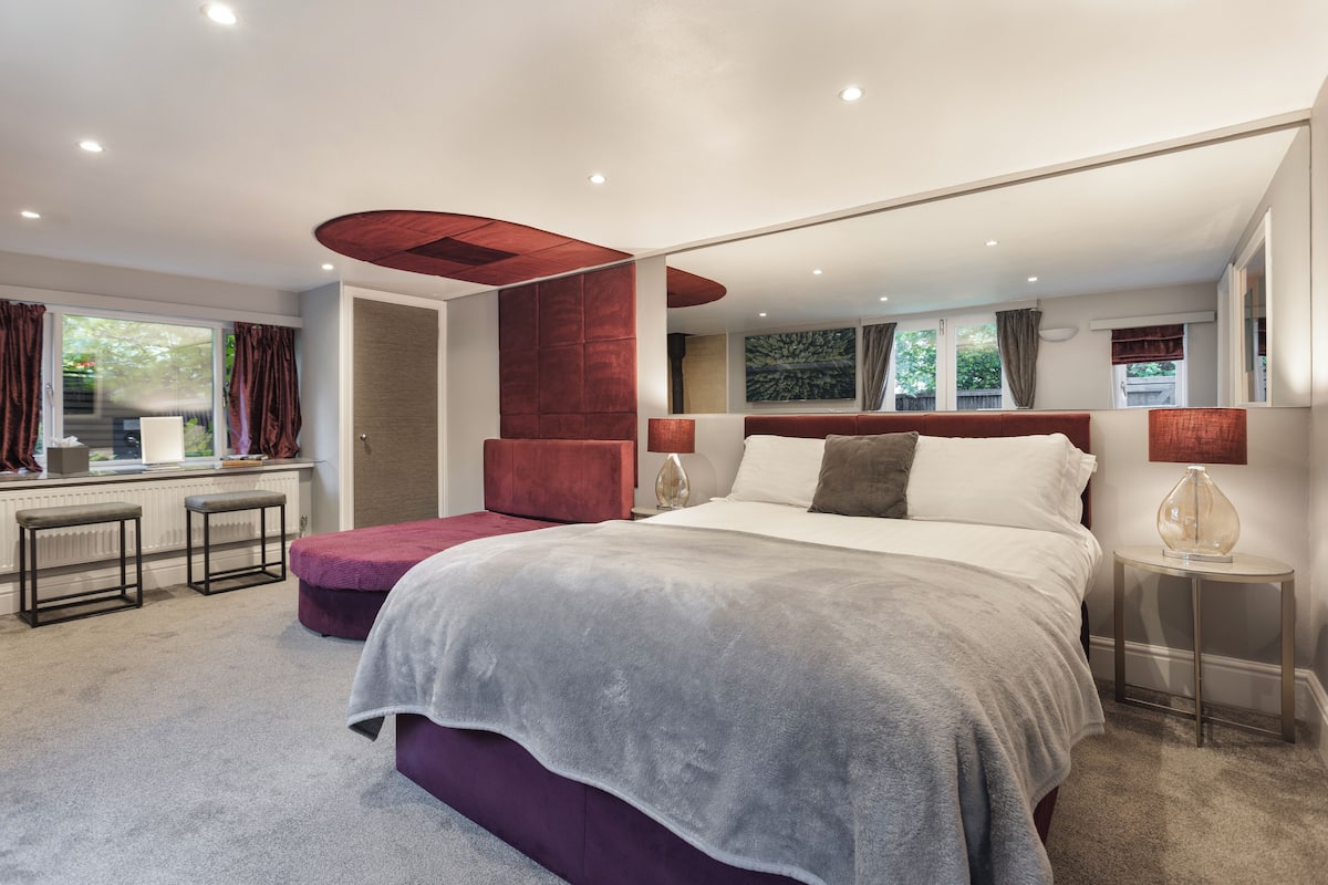 Cabin (The Love Shack) | 1 bedroom, hypo-allergenic bedding, iron/ironing board, free WiFi