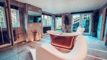 Deluxe-sviitti | Kylpyhuone | Designer-hygieniatuotteet, hiustenkuivaaja, kylpytakit, pyyhkeet