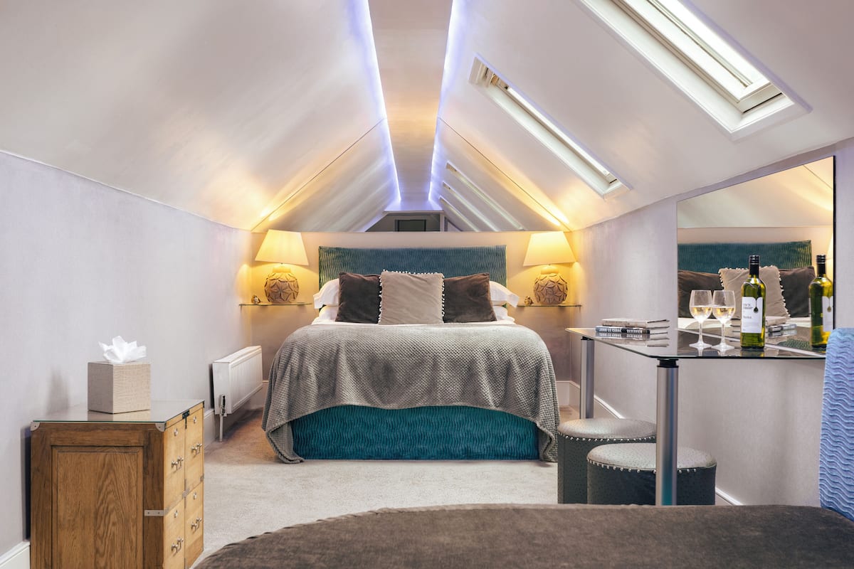 Luxury Double Room (The Love Hide) | 1 bedroom, hypo-allergenic bedding, iron/ironing board, free WiFi