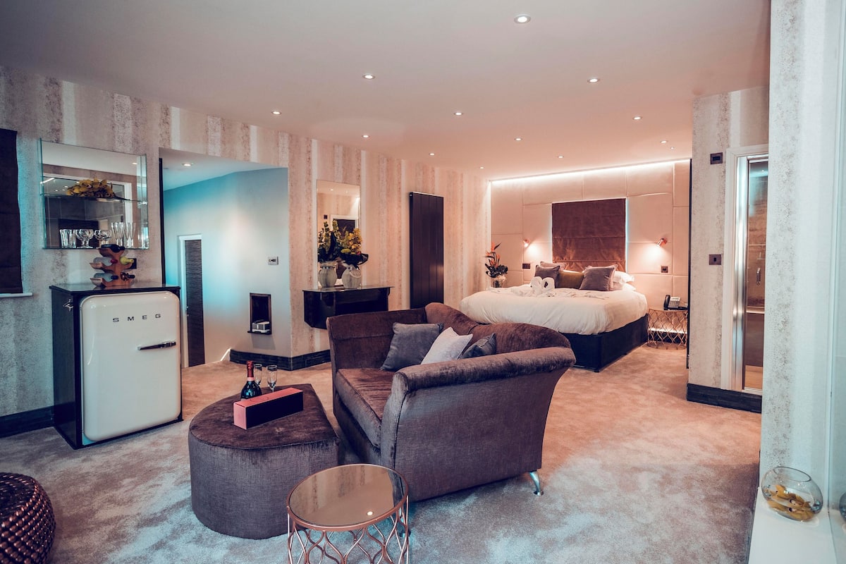 Suite (The Penthouse Retreat) | 1 bedroom, hypo-allergenic bedding, iron/ironing board, free WiFi