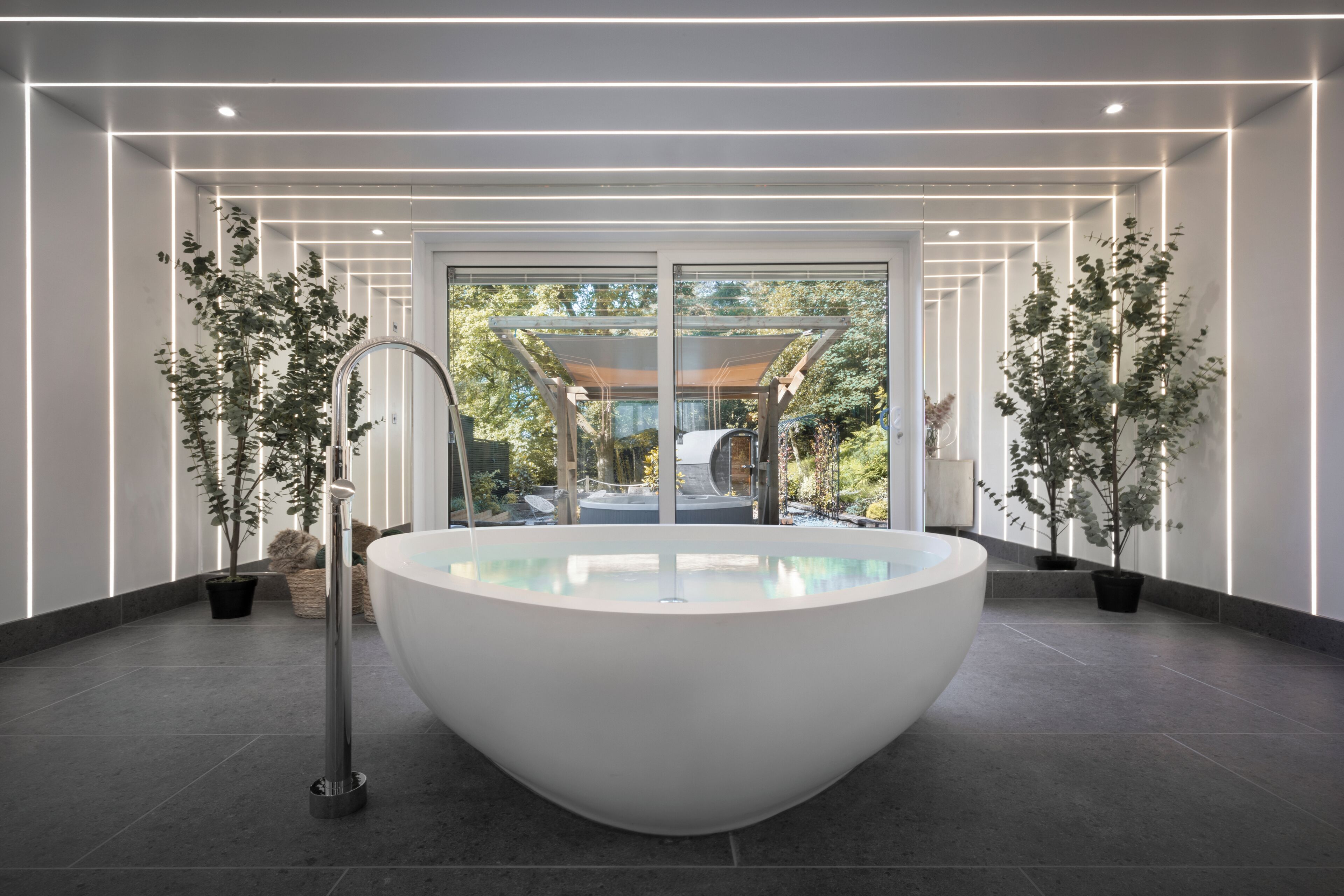 Kamer | Badkamer | Designer toiletartikelen, een haardroger, badjassen, handdoeken