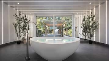 Kamer | Badkamer | Designer toiletartikelen, een haardroger, badjassen, handdoeken