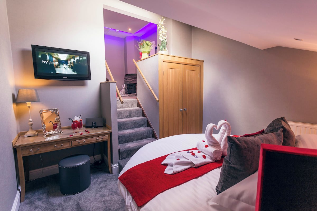 Suite (The Bella) | 1 bedroom, hypo-allergenic bedding, iron/ironing board, free WiFi