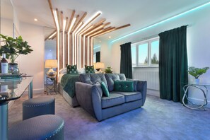 Deluxe Double Room (The Camellia Room) | Hypo-allergenic bedding, iron/ironing board, free WiFi, bed sheets - Aphrodites Group (Windermere)