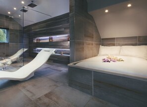 Tabla de planchar con plancha, wifi gratis y ropa de cama 