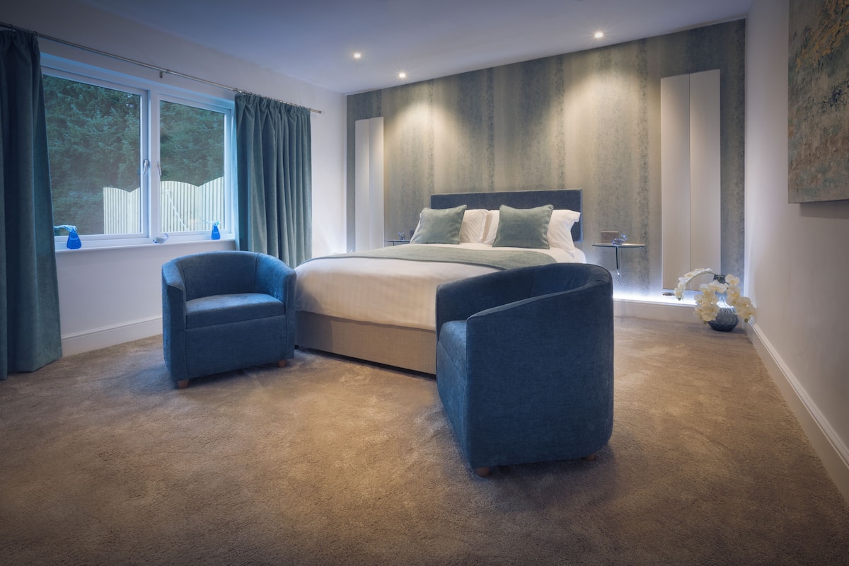 Grand Spa Suite | 1 bedroom, hypo-allergenic bedding, iron/ironing board, free WiFi