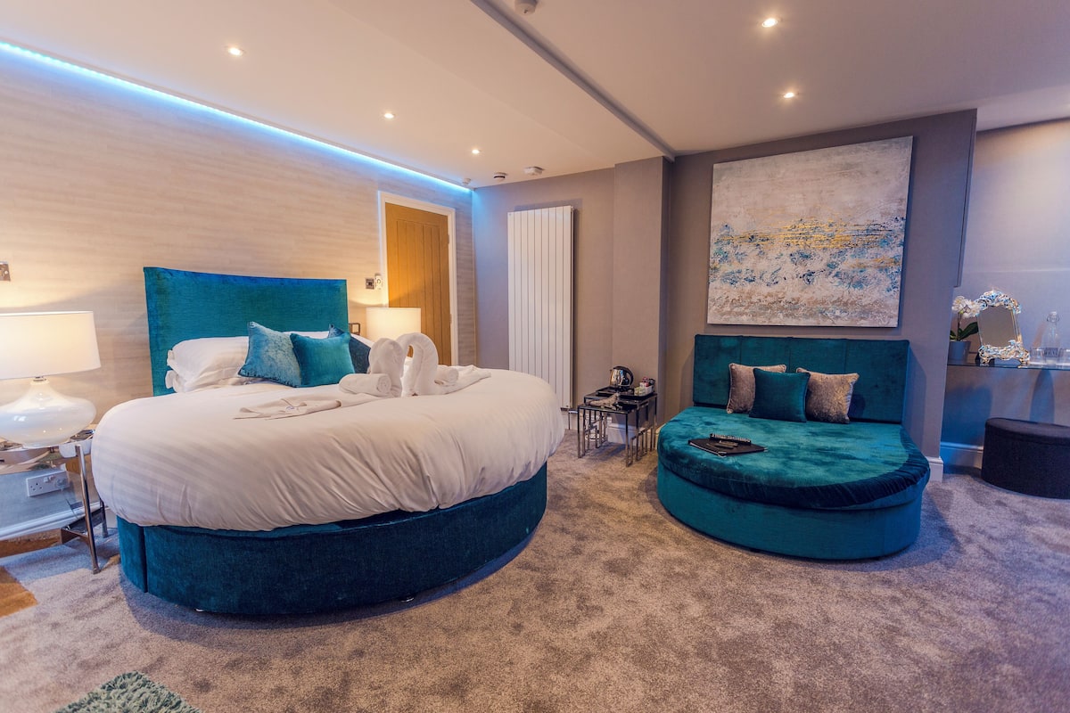 Suite (The Orchid) | 1 bedroom, hypo-allergenic bedding, iron/ironing board, free WiFi