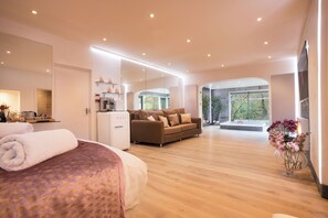 Chambre double pour lune de miel, 1 chambre, vue sur le jardin, côté jardin | Fer et planche à repasser, accès au Wi-Fi (inclus), literie fournie