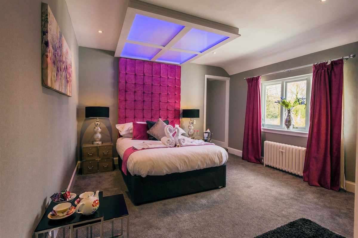 Suite (The Iris) | 1 bedroom, hypo-allergenic bedding, iron/ironing board, free WiFi
