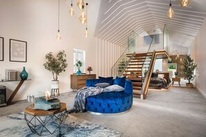 Superior Room, 1 King Bed | Hypo-allergenic bedding, iron/ironing board, free WiFi, bed sheets - Aphrodites Group (Windermere)