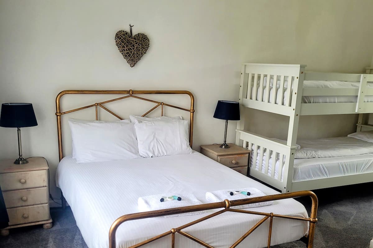 Family Room, Ensuite | Seterika/papan seterika, Wi-fi percuma, cadar katil