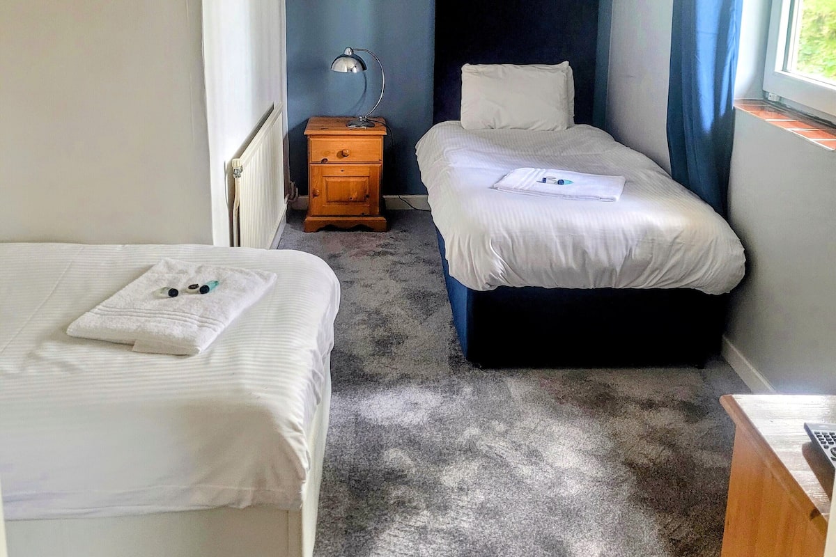 Twin Room, Ensuite | Seterika/papan seterika, Wi-fi percuma, cadar katil