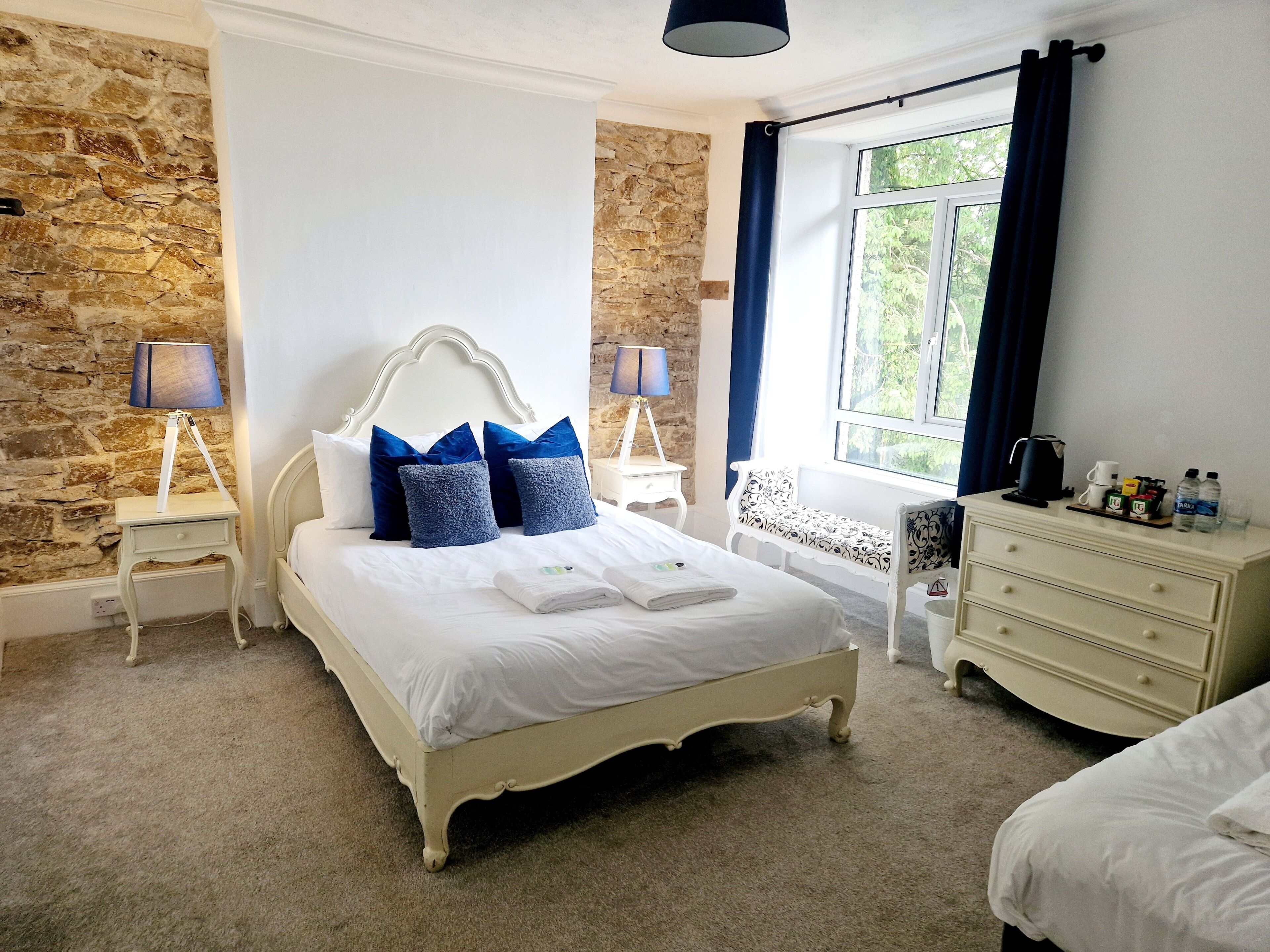 Tabla de planchar con plancha, wifi gratis y ropa de cama 