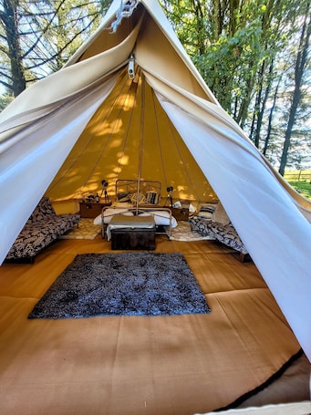 Tabla de planchar con plancha, wifi gratis y ropa de cama