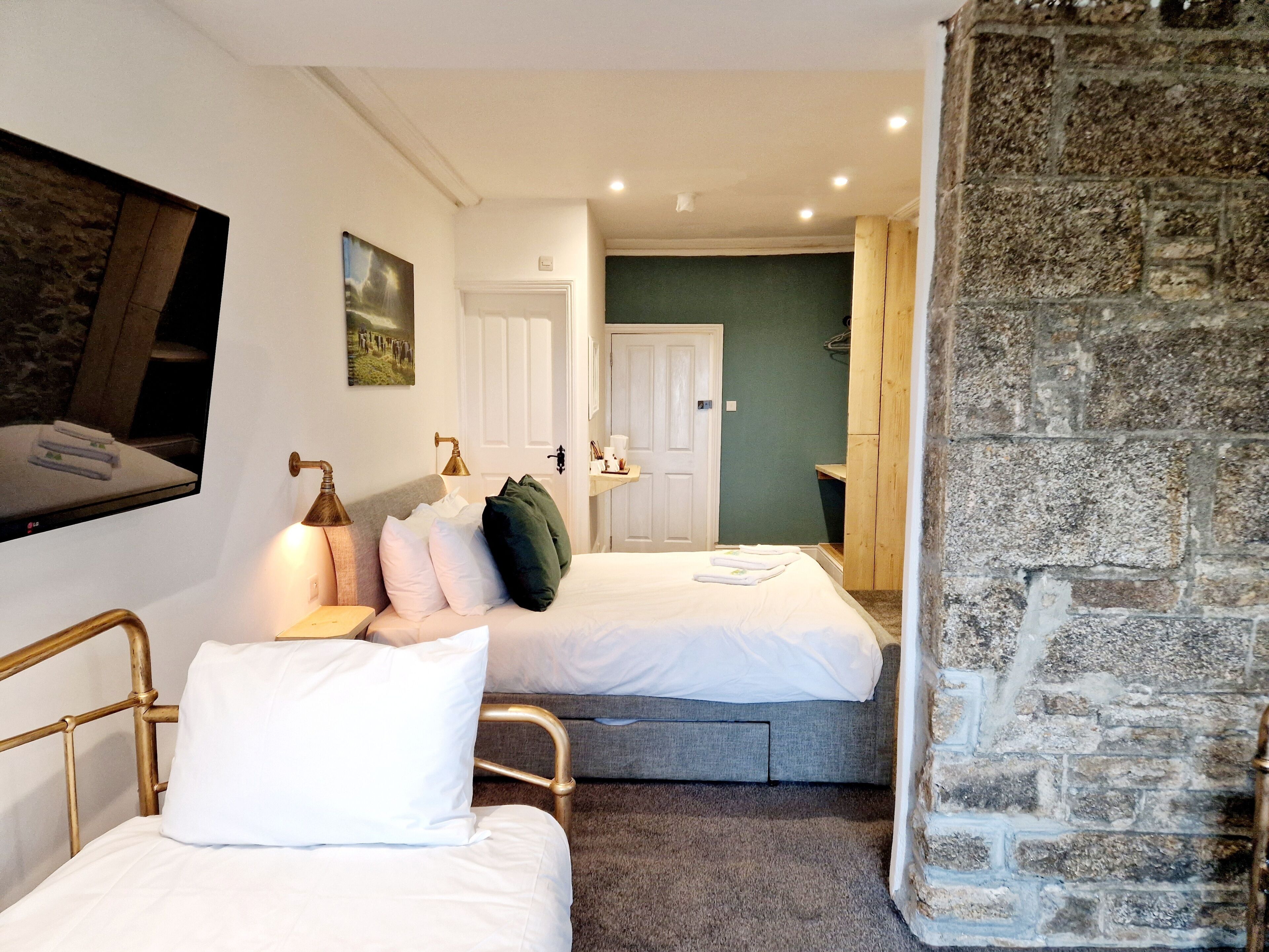 Family Suite, 2 Bedrooms, Ensuite | Iron/ironing board (on request), free WiFi, bed sheets