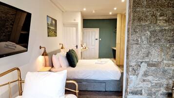 Family Suite, 2 Bedrooms, Ensuite | Iron/ironing board (on request), free WiFi, bed sheets