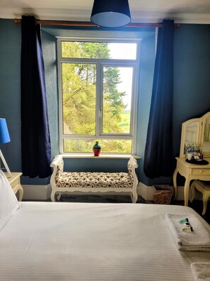 Tabla de planchar con plancha, wifi gratis, ropa de cama