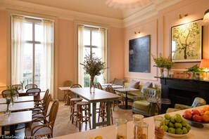 Cocktailbaari, näköala puutarhaan, avoinna joka päivä