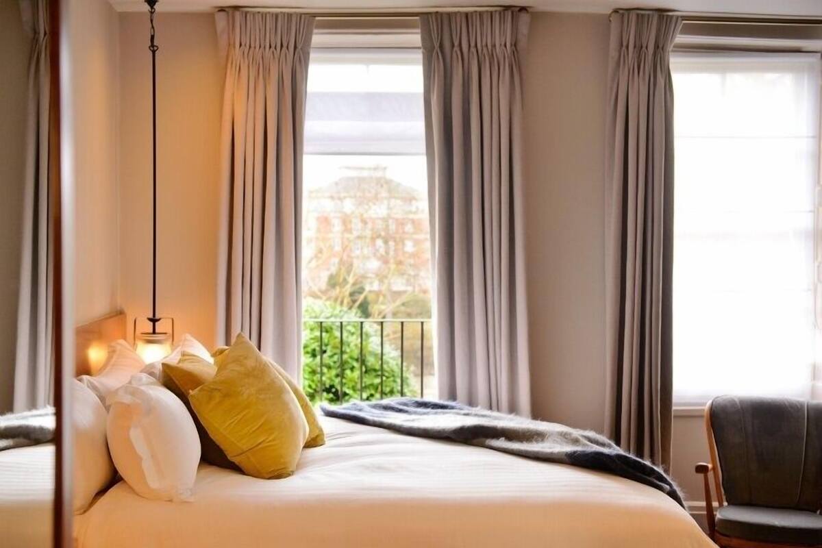 Room, River View | In-room safe, desk, iron/ironing board, WiFi (free)