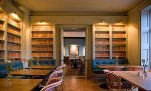 Se sirven almuerzos, cenas y cocina británica (con vistas al jardín)