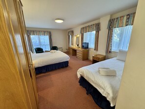 Classic Triple Room | In-room safe, individually decorated, individually furnished, desk