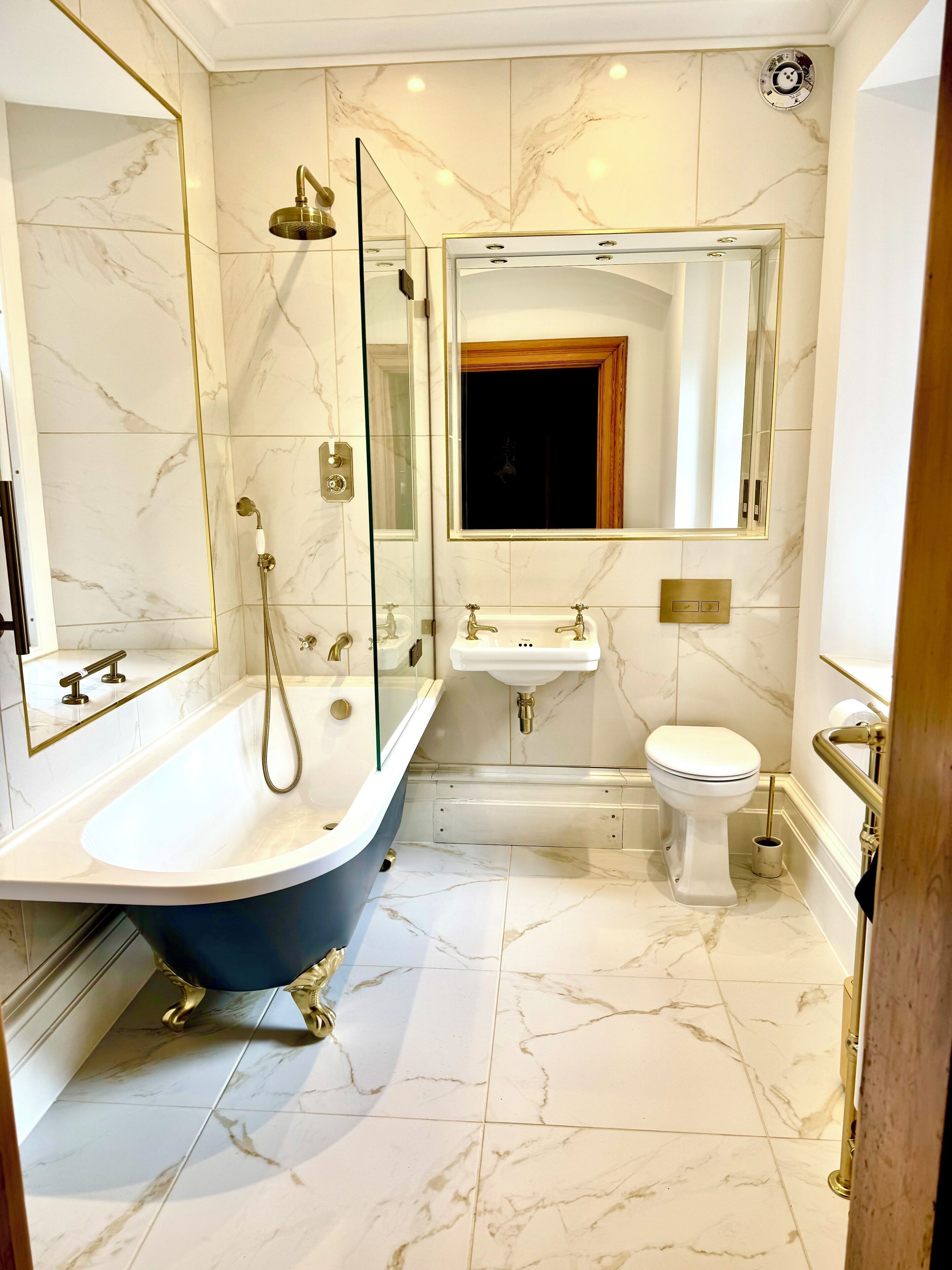 Superior Double Room | Bathroom | Free toiletries, hair dryer, towels, soap