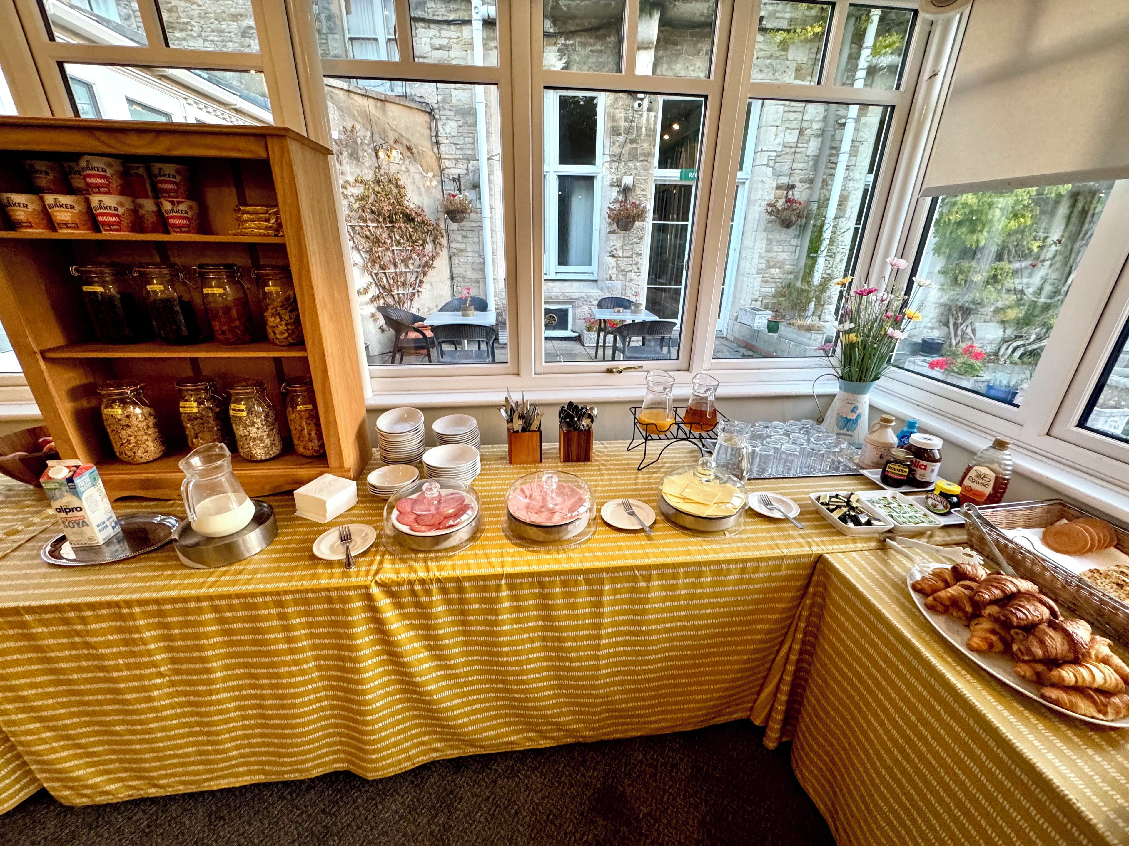 Ein Frühstücksbuffet mit verschiedenen Speisen und Beilagen.
