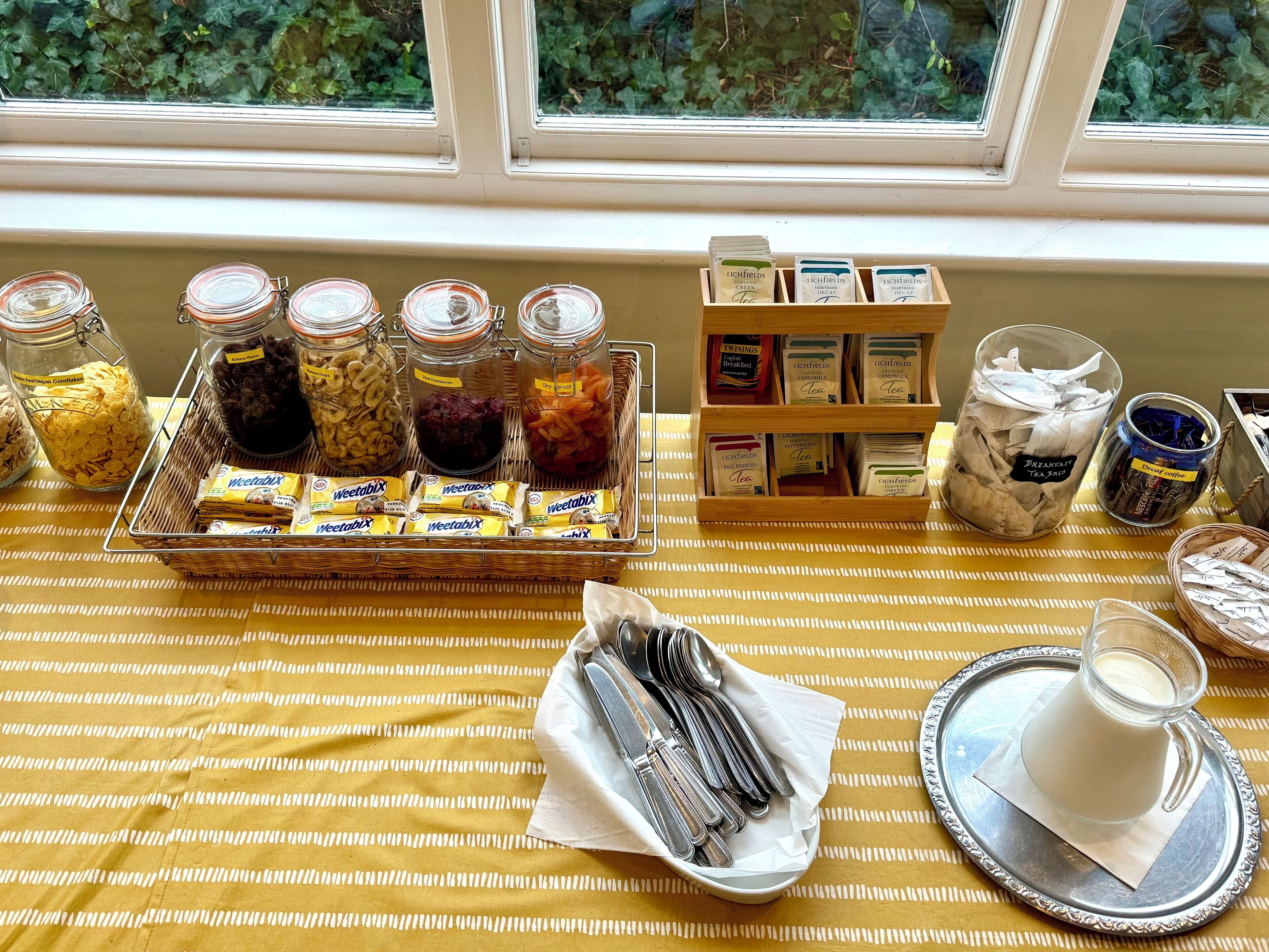 Un buffet de petit-déjeuner proposant une variété d'aliments et de boissons.