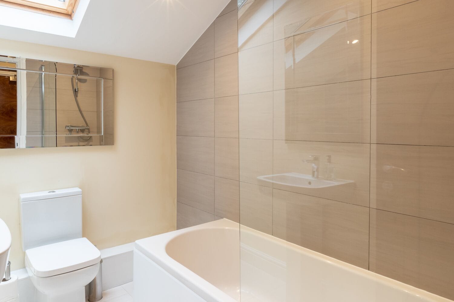 Une salle de bain moderne avec une baignoire, des toilettes et un lavabo.
