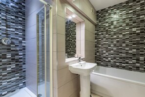 Penthouse with Roof Top Hot Tub (Adults Only) | Bathroom | Shower, free toiletries, hair dryer, bathrobes