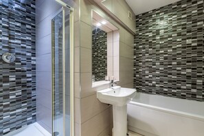 Penthouse | Salle de bain | Ensemble douche/baignoire, articles de toilette gratuits, sèche-cheveux