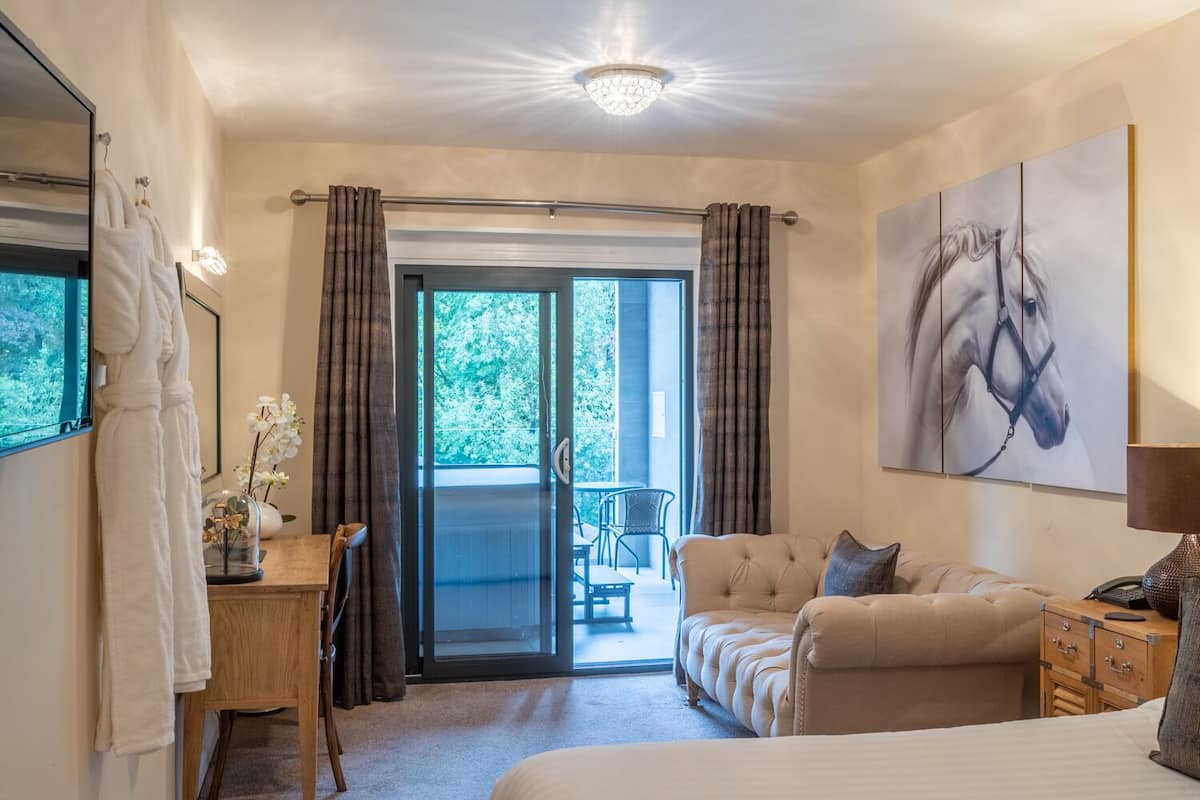 standard double room with hot tub (adults only) | 1 bedroom, hypo-allergenic bedding, in-room safe, desk