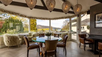 2 か所のバー / ラウンジ、プールサイドバー