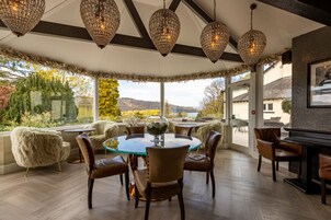 2 bars/lounges, poolside bar