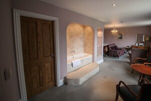 Deluxe Suite | Deep-soaking bathtub