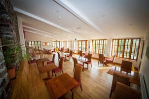 Desayuno buffet diario (GBP 15 por persona)