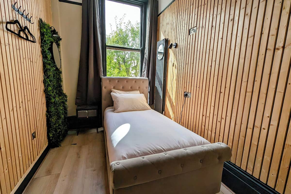 City Single Room | Individually decorated, individually furnished, iron/ironing board