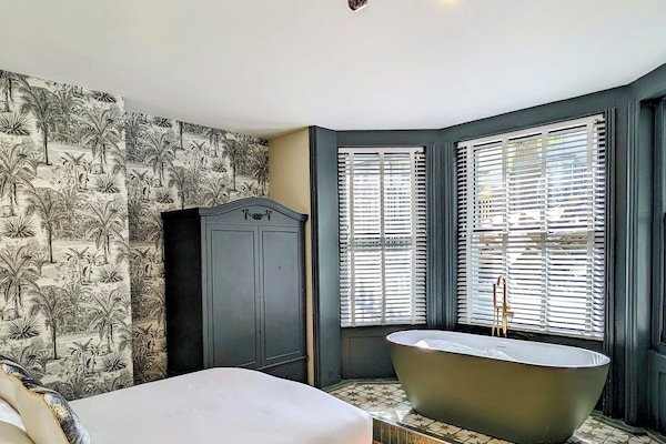Premium Double Room, 1 Double Bed, Bathtub | Iron/ironing board, WiFi (free), individually decorated