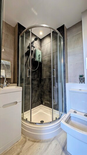 Shower, free toiletries, hair dryer, towels - INNit Bliss (Brighton)
