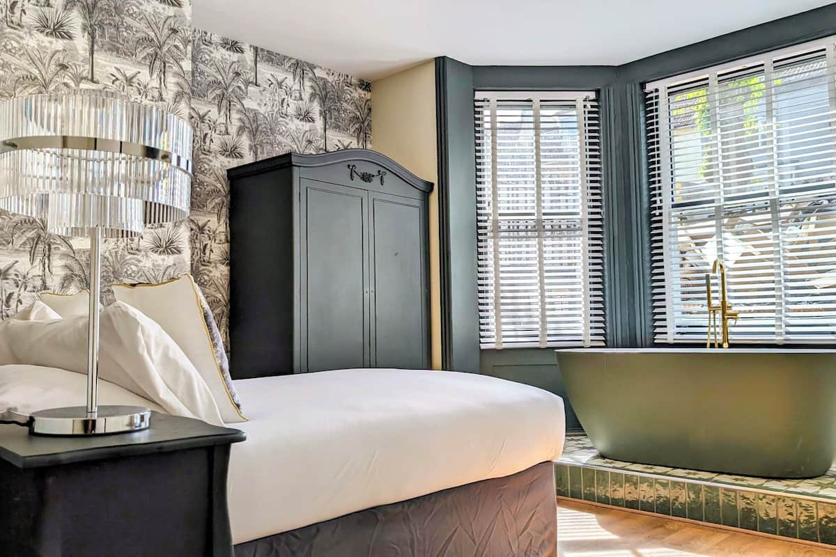 Premium Double Room, 1 Double Bed, Bathtub | Individually decorated, individually furnished, iron/ironing board