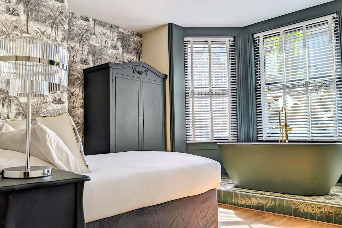 Premium Double Room, 1 Double Bed, Bathtub | Individually decorated, individually furnished, iron/ironing board